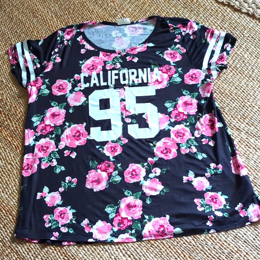 Face Kisses floral tee
